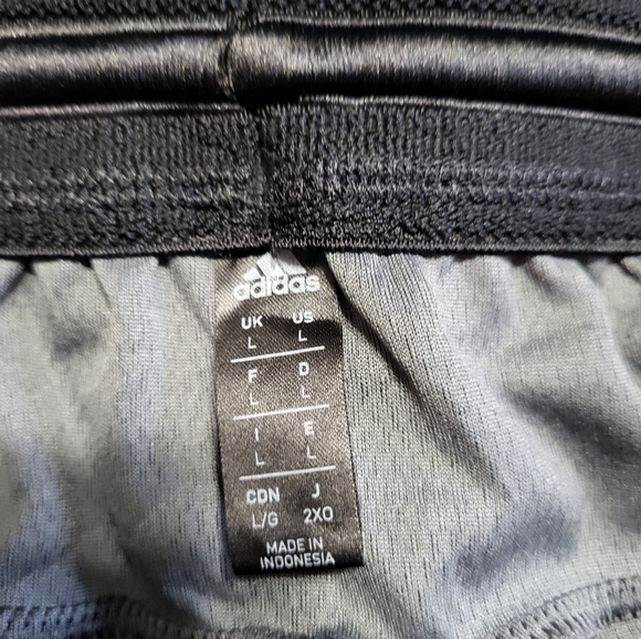 Adidas Men Short Size Large (30) - Picture 5 of 5